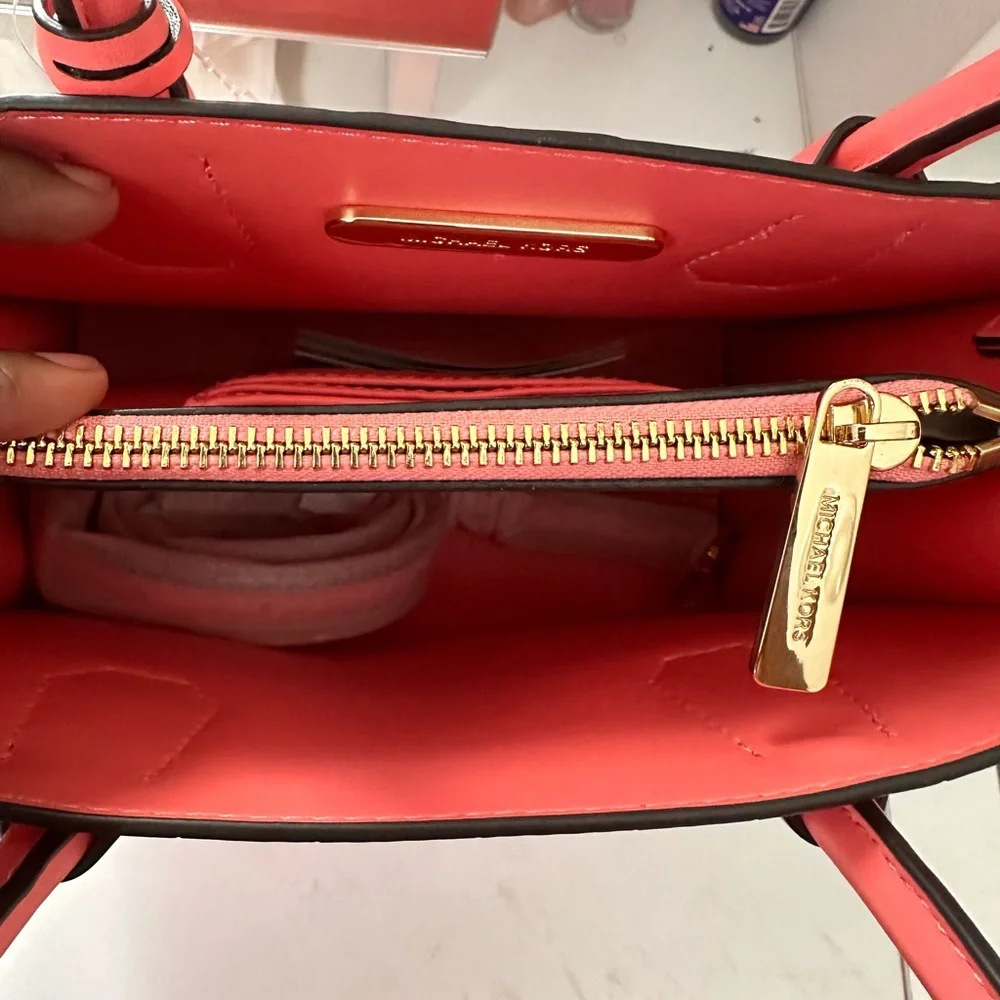 Micheal Kors Coral Pink hand bag - Picture 2 of 4